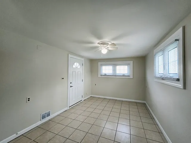 $1,800 | 5010 Harold Avenue, Unit B, Schiller Park, IL 60176