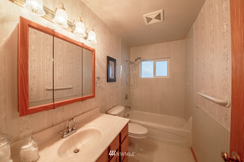 933 Edmonds Avenue Northeast Renton, WA 98056 - Photo 15 of 23