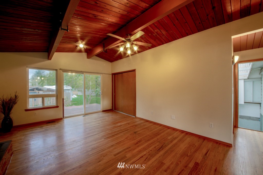 933 Edmonds Avenue Northeast Renton, WA 98056 - Photo 4 of 23