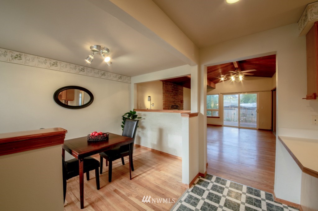 933 Edmonds Avenue Northeast Renton, WA 98056 - Photo 5 of 23