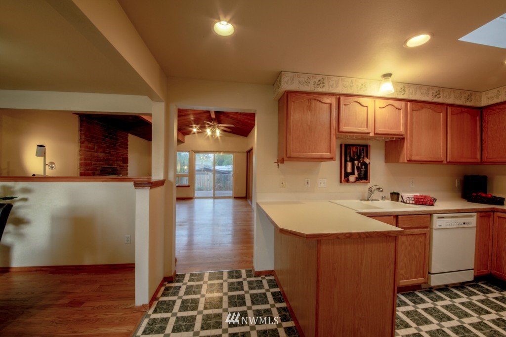 933 Edmonds Avenue Northeast Renton, WA 98056 - Photo 6 of 23