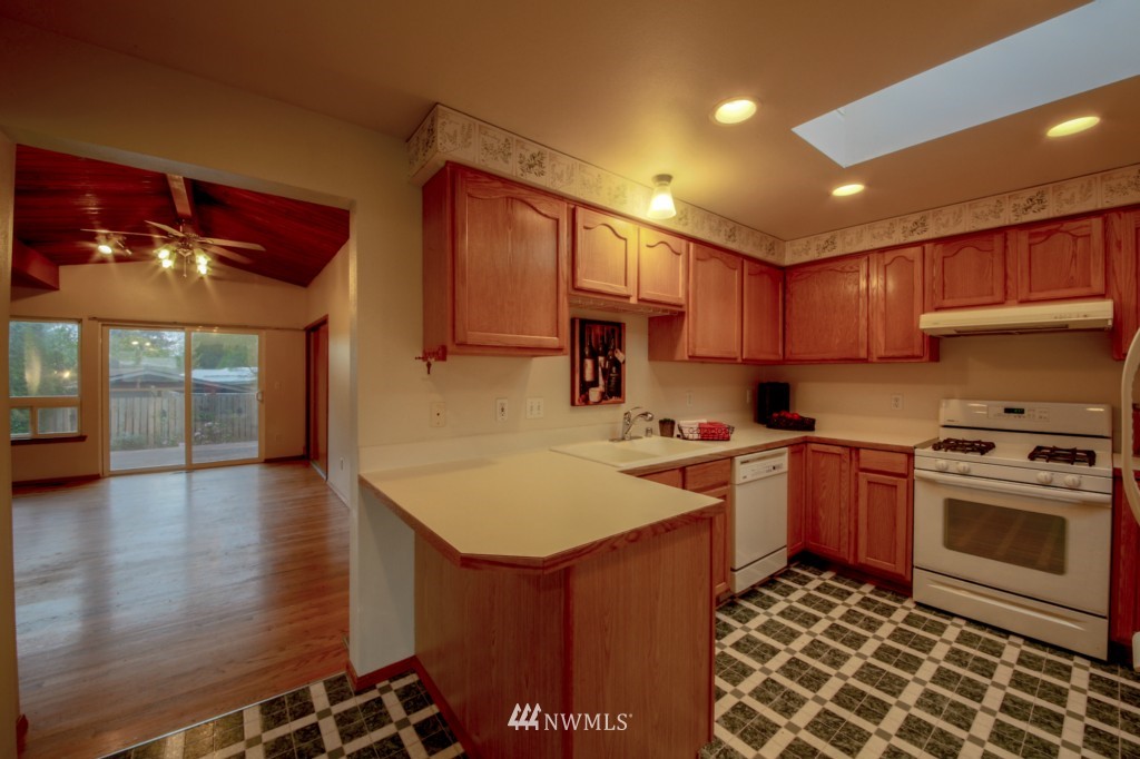933 Edmonds Avenue Northeast Renton, WA 98056 - Photo 9 of 23