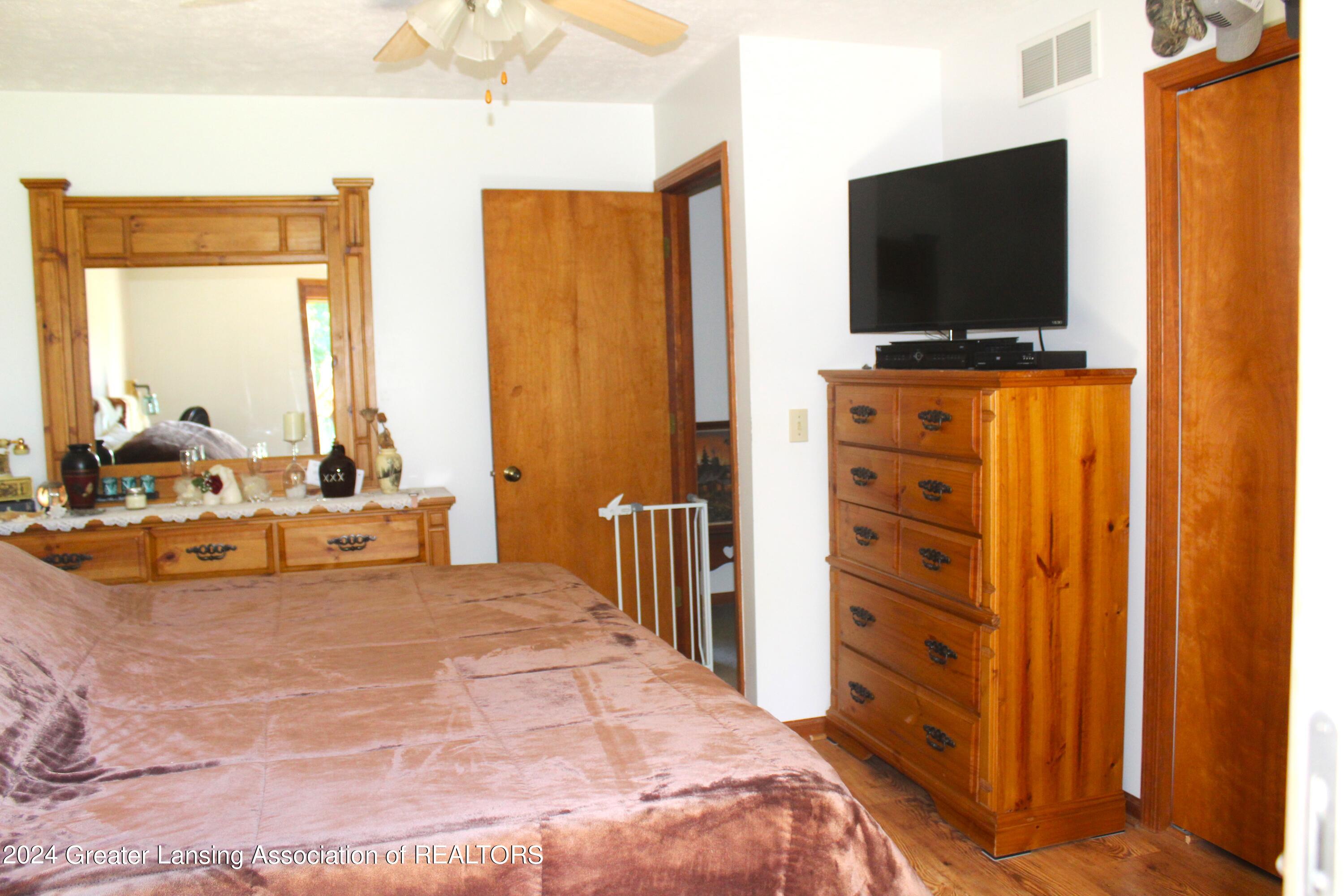 1833 South Ainger Road Charlotte, MI 48813 - Photo 12 of 38 12