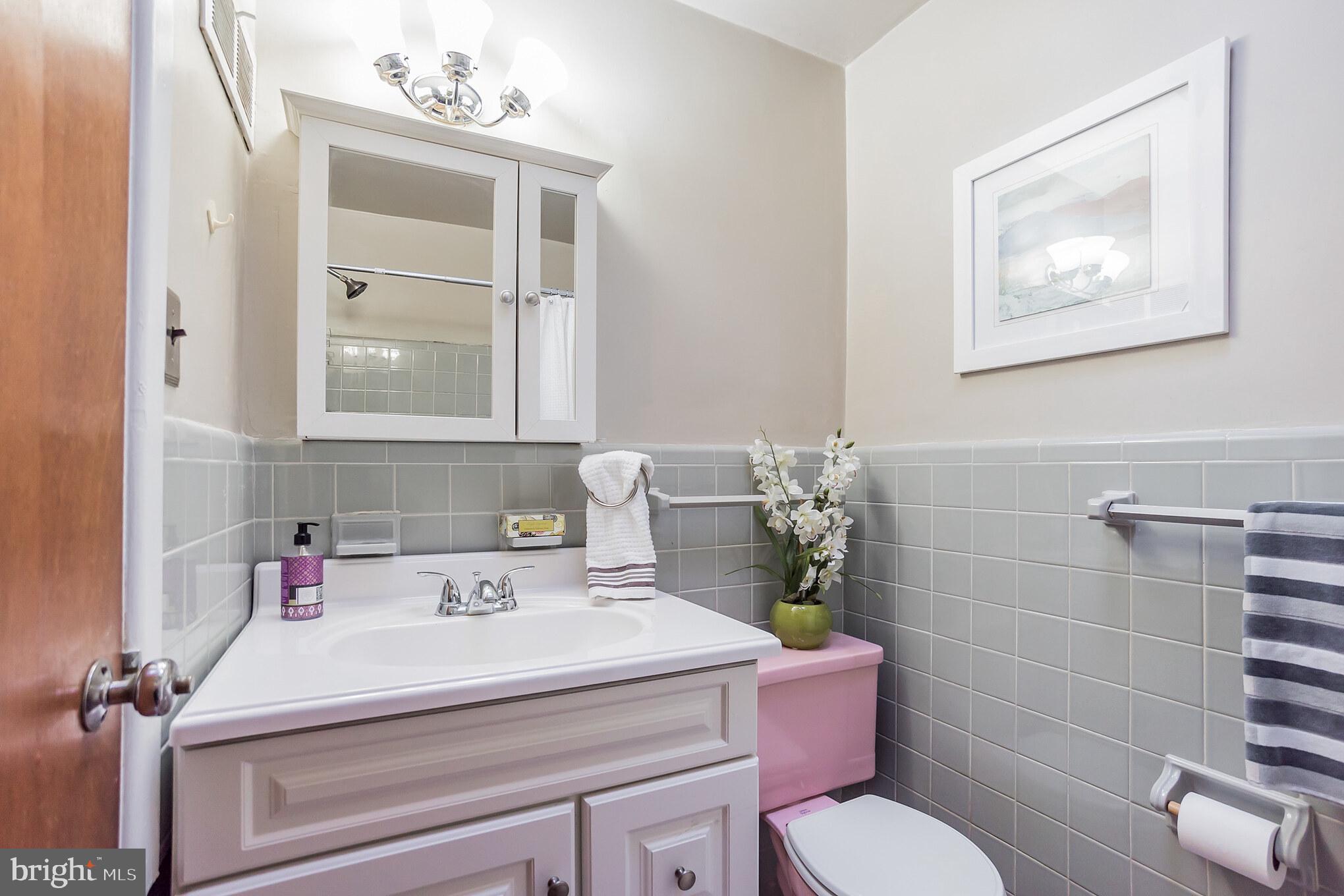 917 Murdoch Road Philadelphia, PA 19150 - Photo 12 of 18 Hall Bath