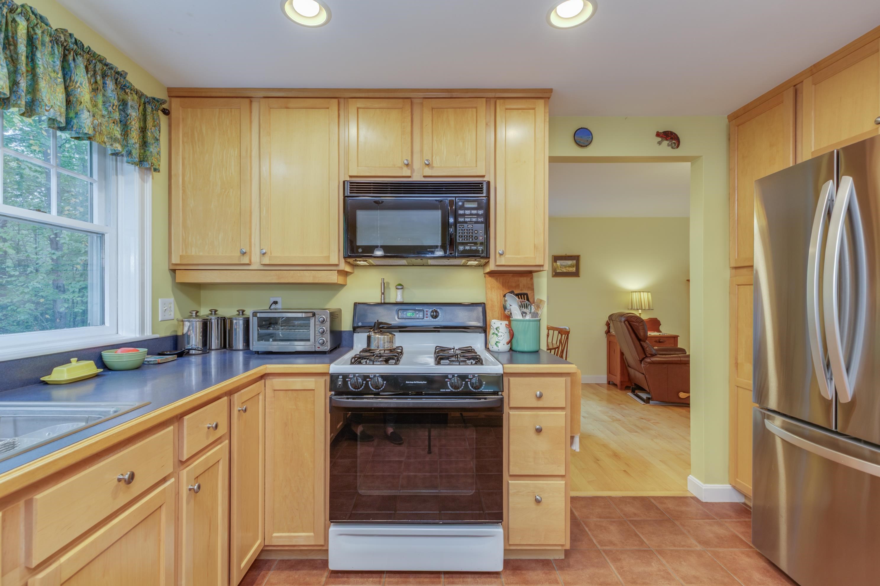 834 Borough Road Pembroke, NH 03275 - Photo 4 of 47