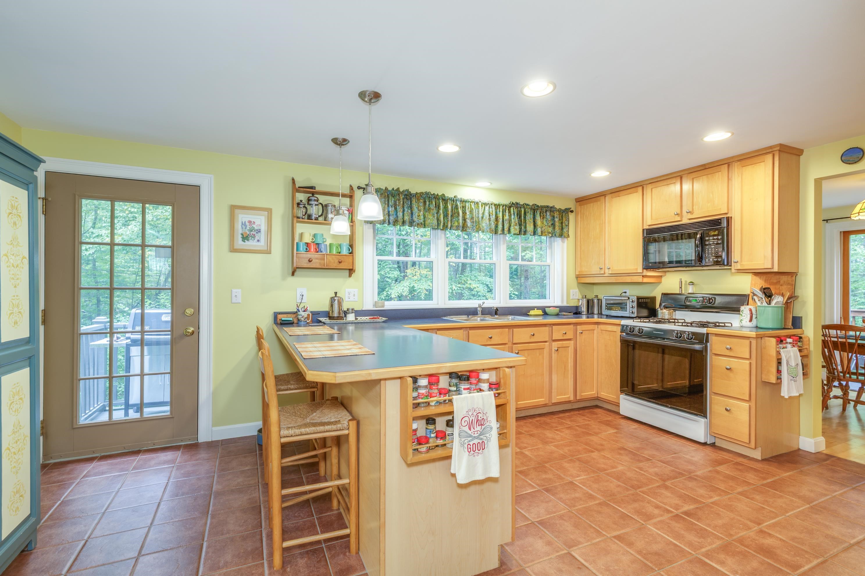 834 Borough Road Pembroke, NH 03275 - Photo 8 of 47