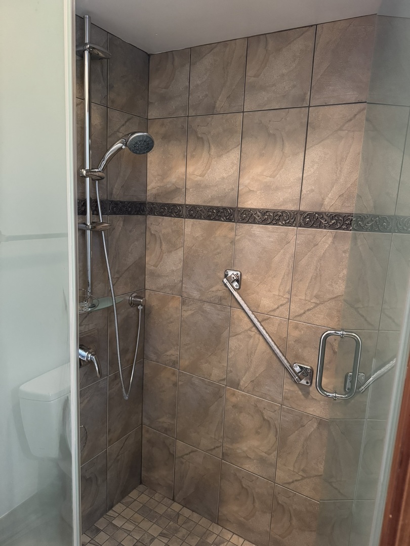 9244 Gross Point Road, Unit 103 Skokie, IL 60077 - Photo 21 of 28 a bathroom with a shower