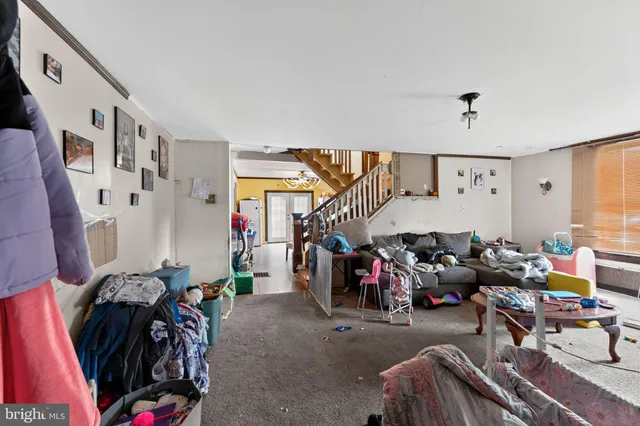 a view of a livingroom with furniture and closet