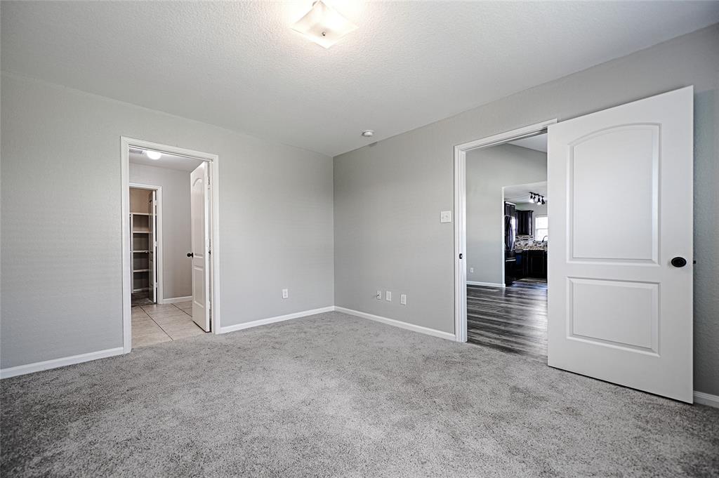 129 Lamont Road Anna, TX 75409 - Photo 28 of 40 an empty room with closet and mirror