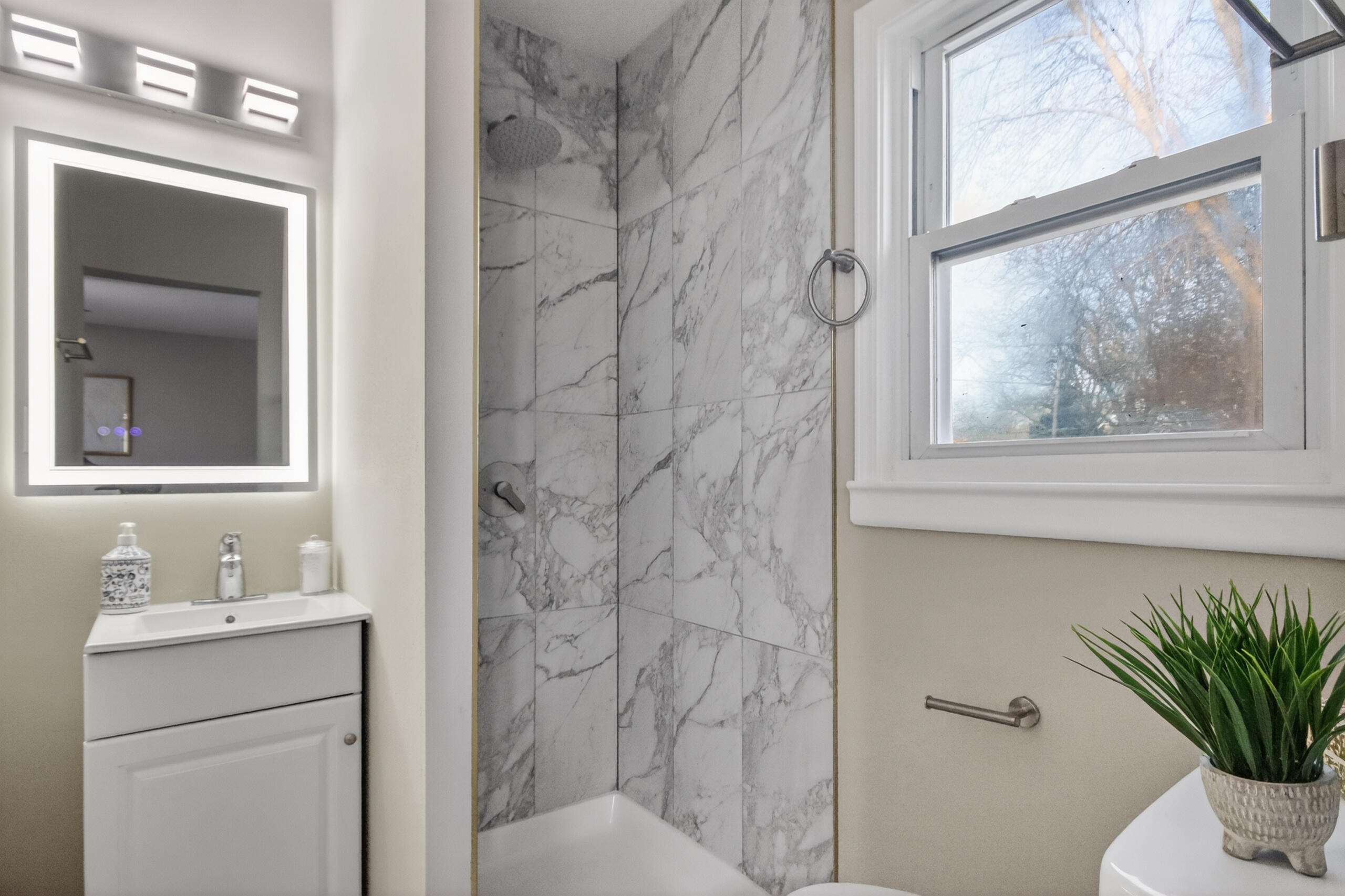 4575 North 46th Street Milwaukee, WI 53218 - Photo 11 of 28 MASTER BATHROOM