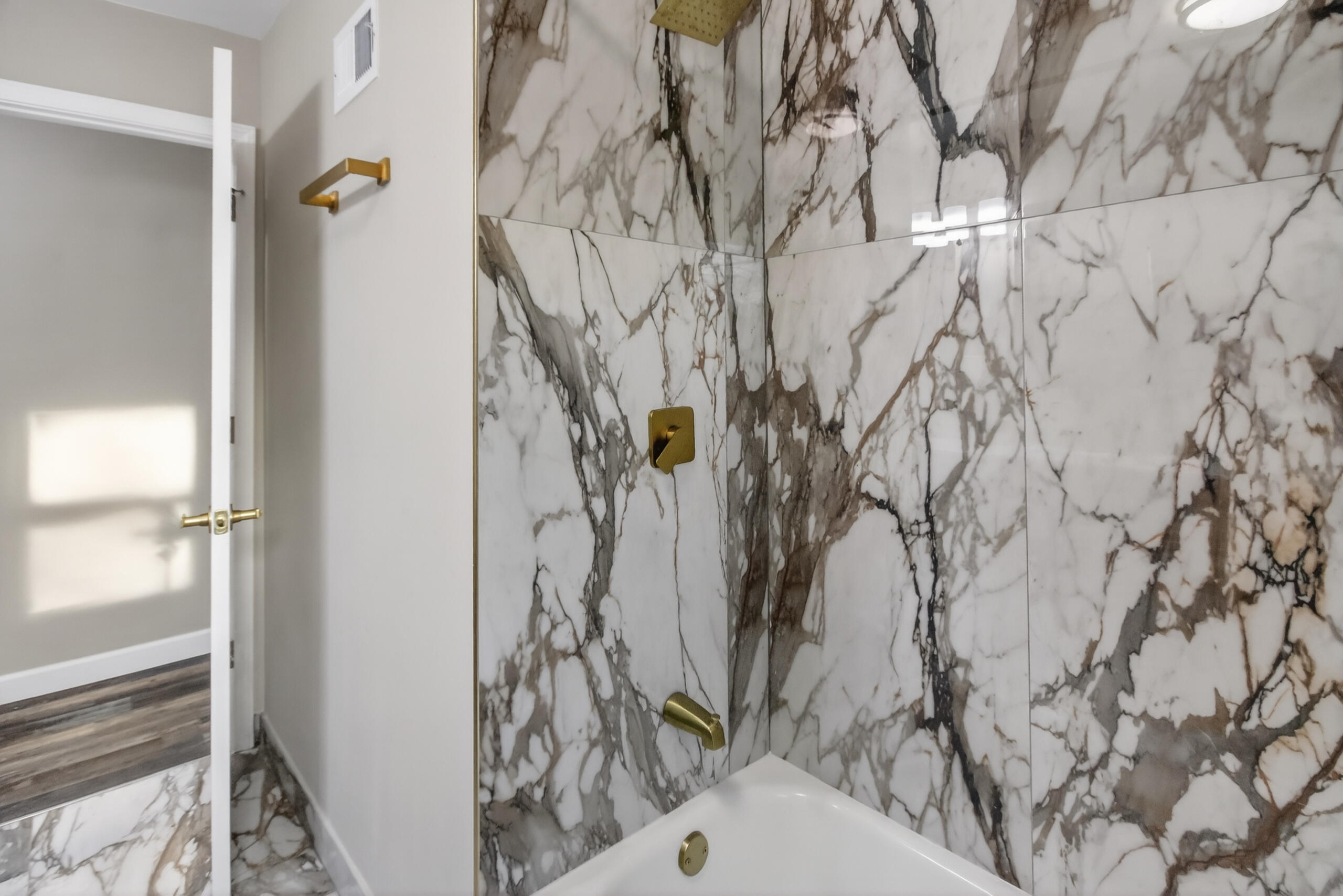 4575 North 46th Street Milwaukee, WI 53218 - Photo 18 of 28 MAIN SHOWER