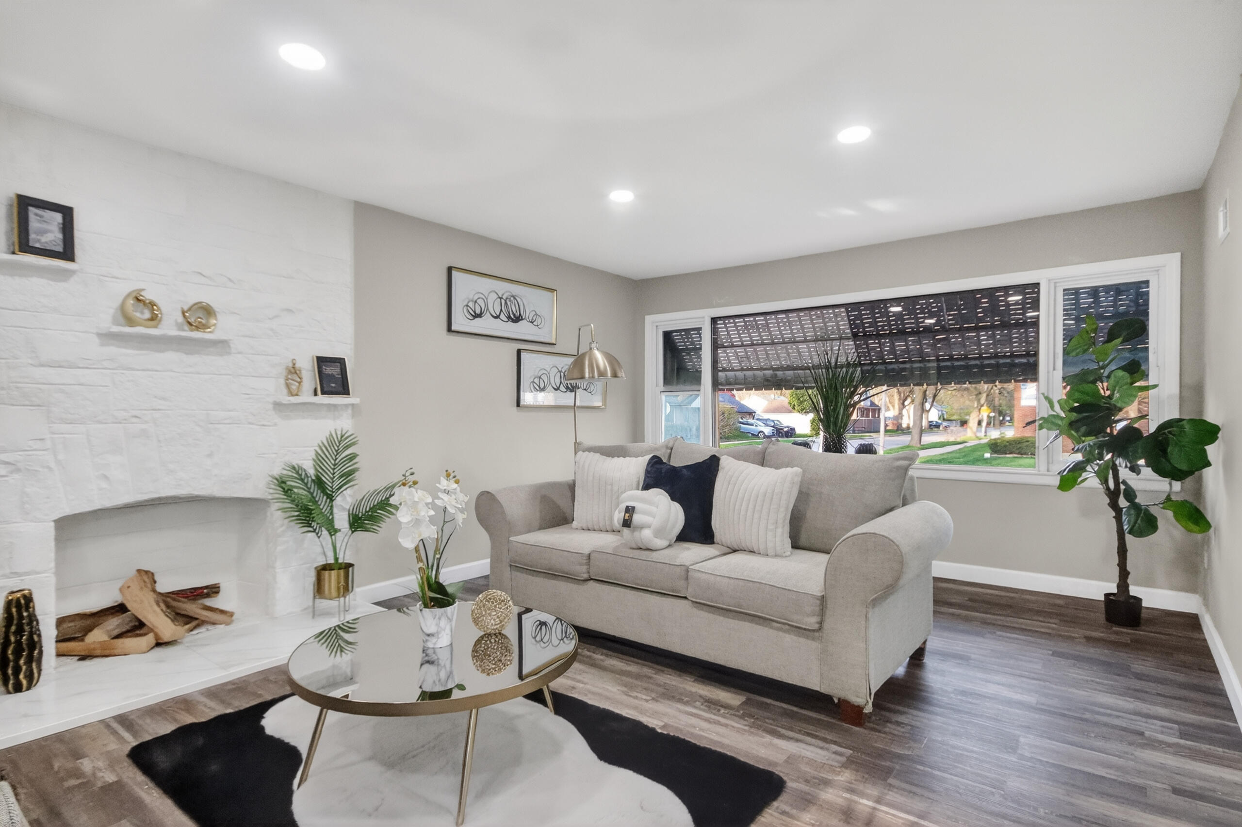 4575 North 46th Street Milwaukee, WI 53218 - Photo 2 of 28 LIVING ROOM