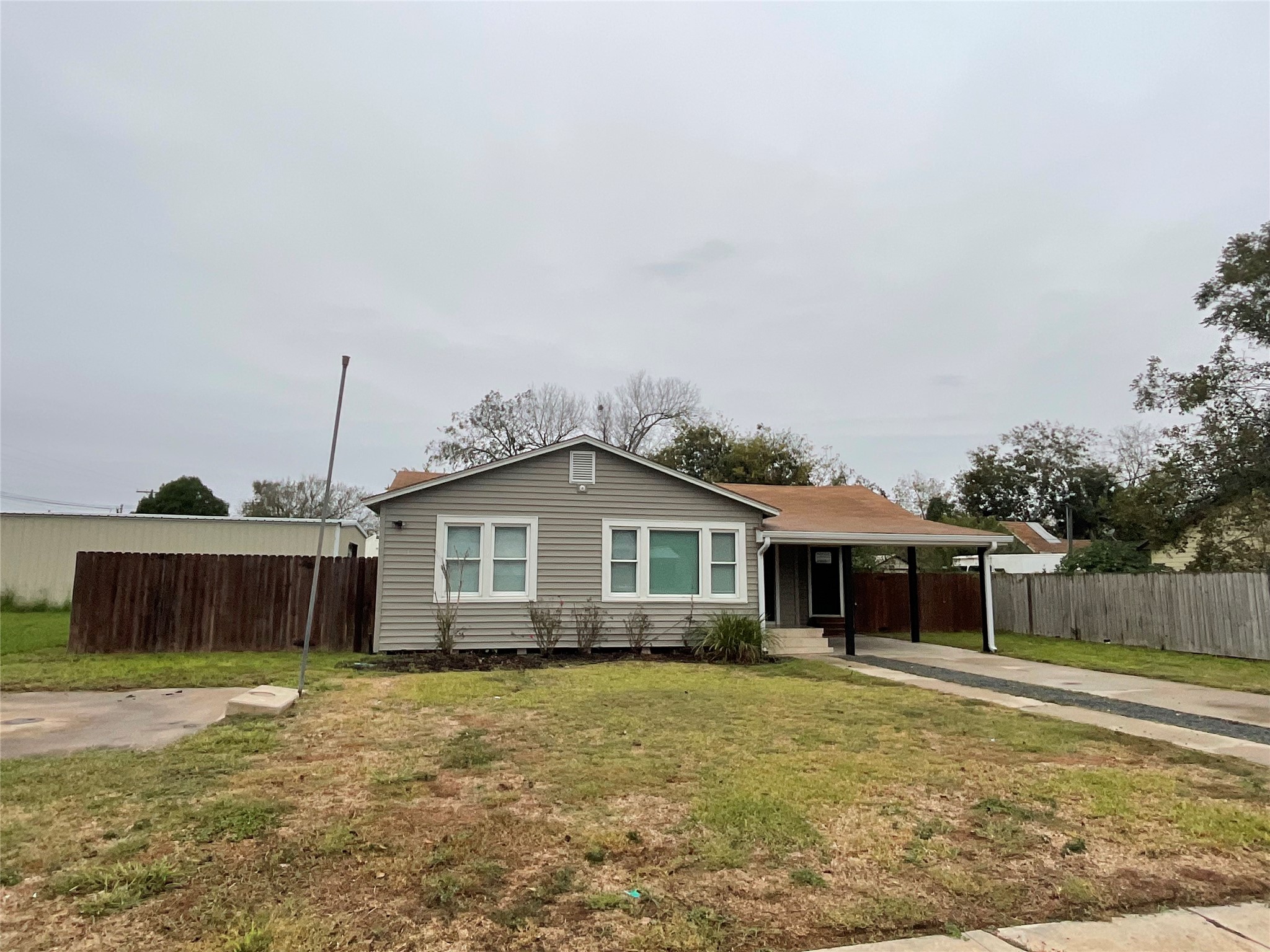 207 South George Street Victoria, TX 77901 - Photo 2 of 27
