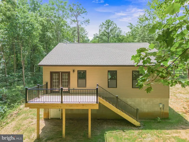 a view of a house with backyard and garden