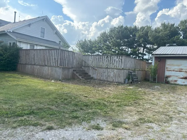 a view of a backyard