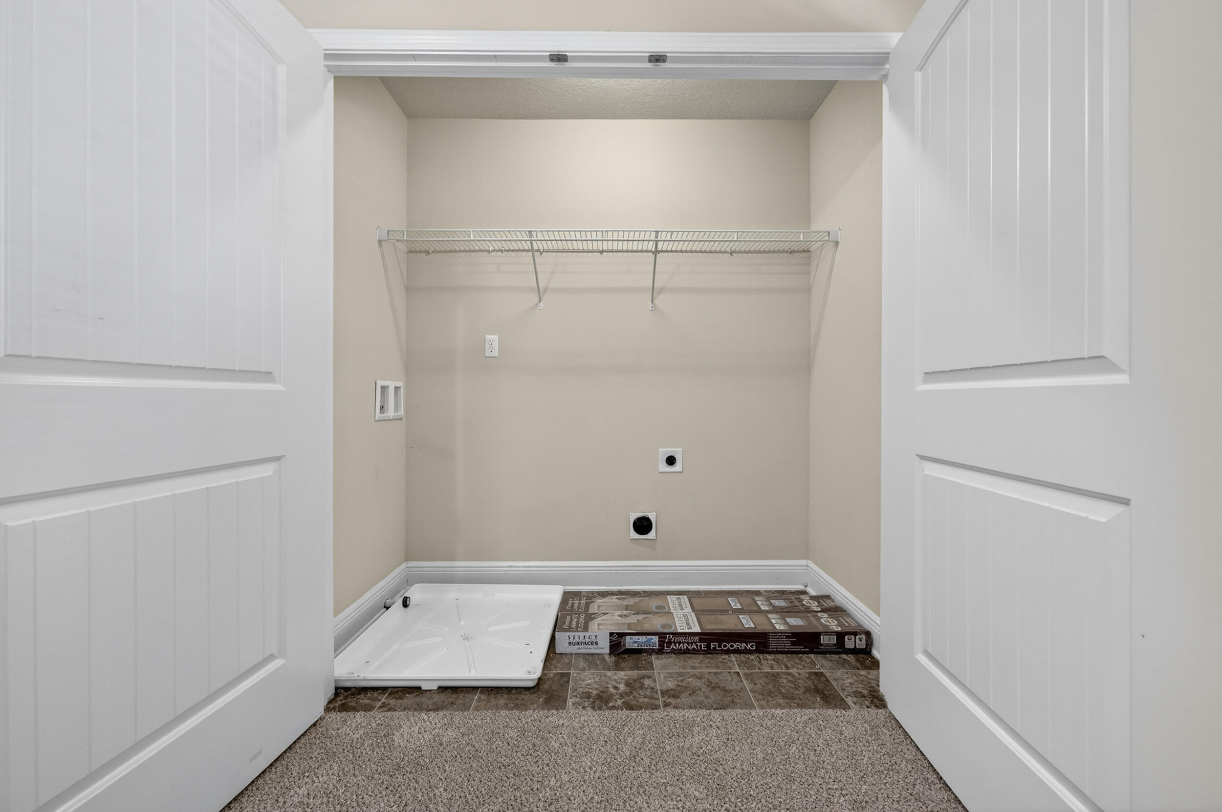 313 Gauntlet Drive Crestview, FL 32539 - Photo 22 of 44 a bathroom with a rug