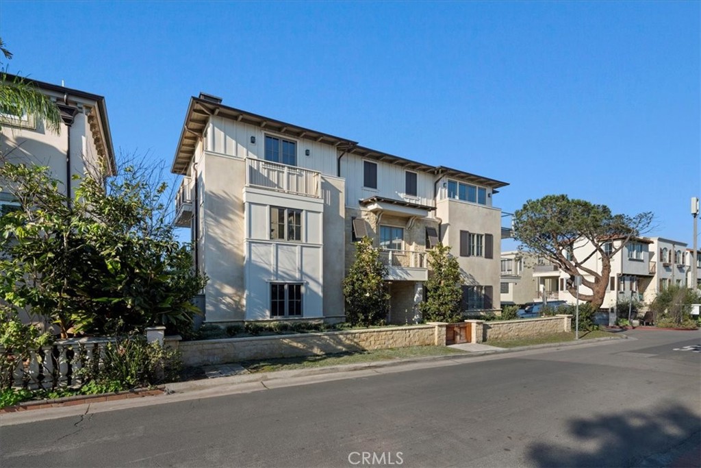 328 28th Street Manhattan Beach, CA 90266 - Photo 3 of 3 front view of a house with a street