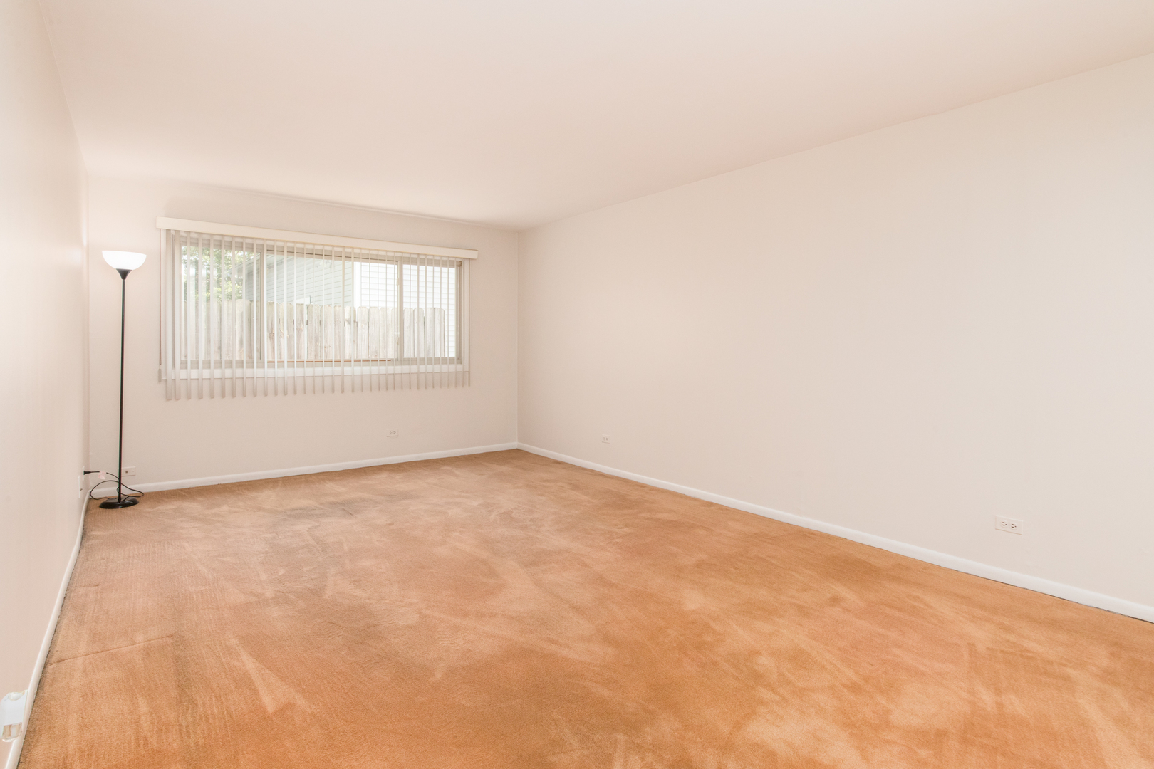 1363 Perry Street, Unit 1B Des Plaines, IL 60016 - Photo 4 of 12 an empty room with a window