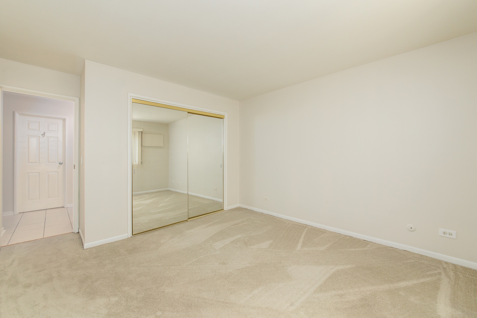 1363 Perry Street, Unit 1B Des Plaines, IL 60016 - Photo 10 of 12 an empty room with a natural light