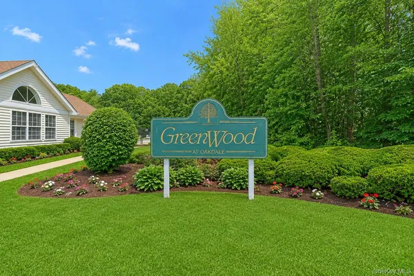 $525,000 | 532 Race Place, Oakdale, NY 11769