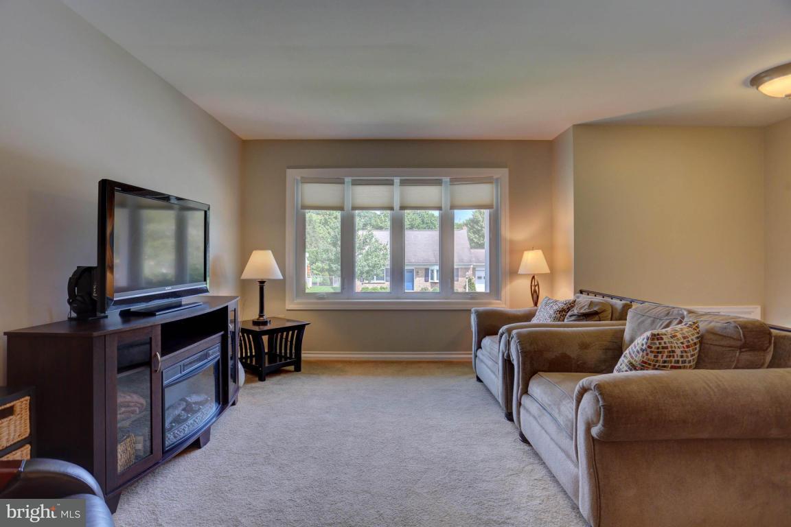 524 Hummingbird Drive Lititz, PA 17543 - Photo 4 of 35