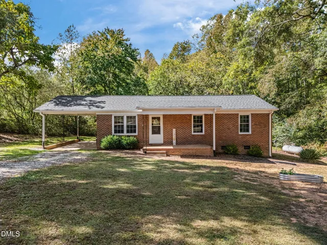 a view of a house with a backyard