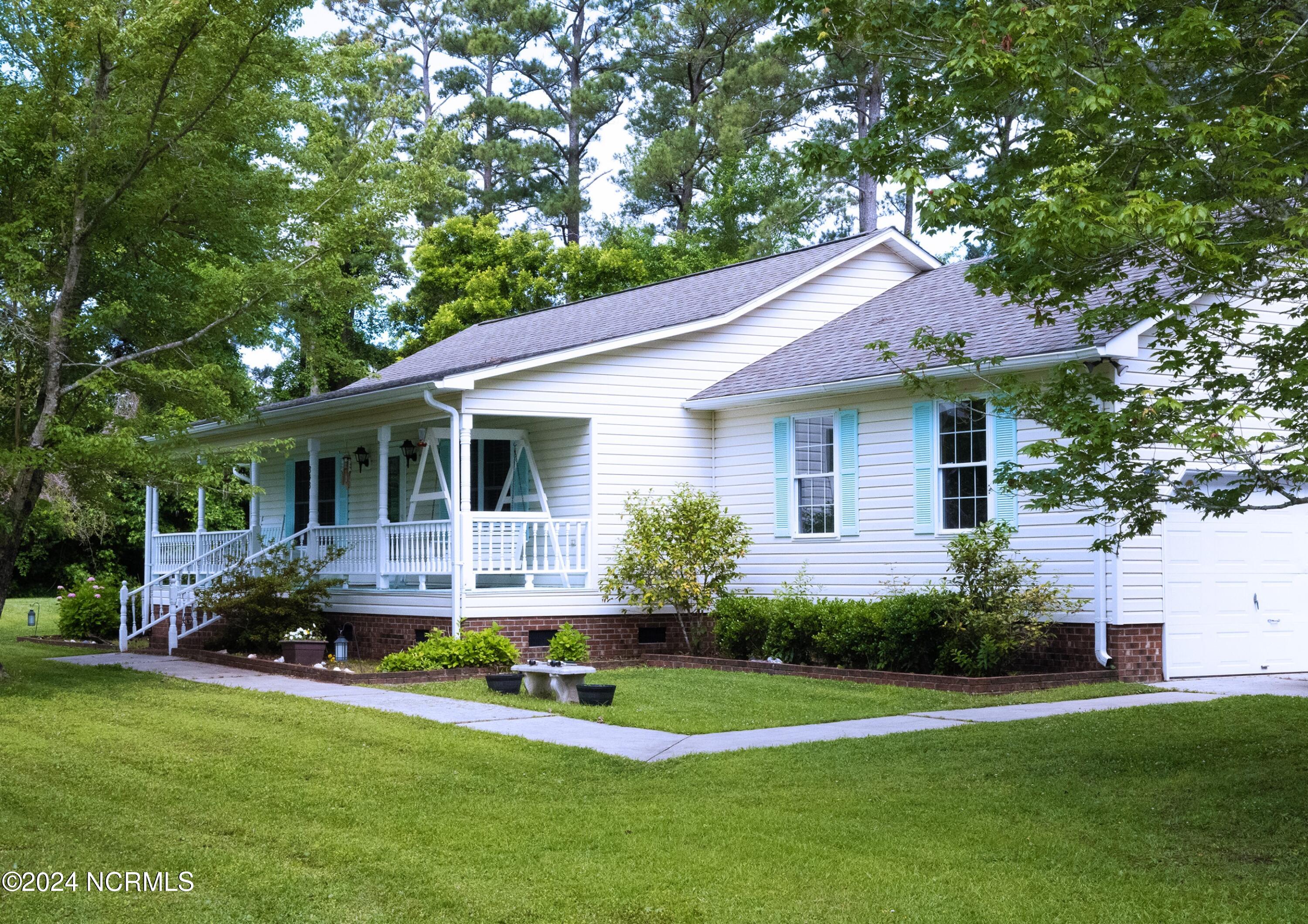 343 Straits Road Beaufort, NC 28516 - Photo 3 of 27 FrontSide