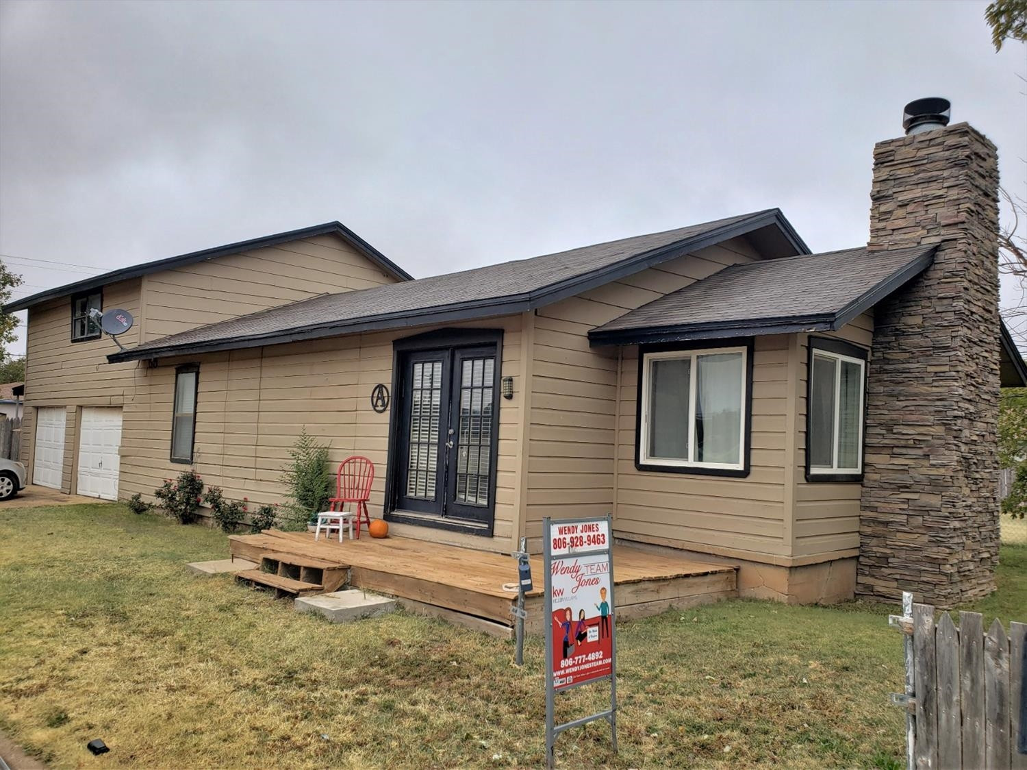 1401 Ave J Abernathy, TX 79311 - Photo 2 of 23 a backyard of a house with table and chairs
