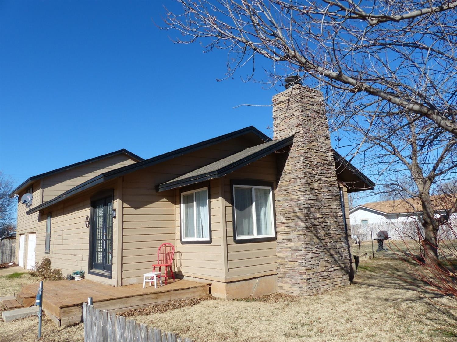 1401 Ave J Abernathy, TX 79311 - Photo 22 of 23 a backyard of a house with table and chairs