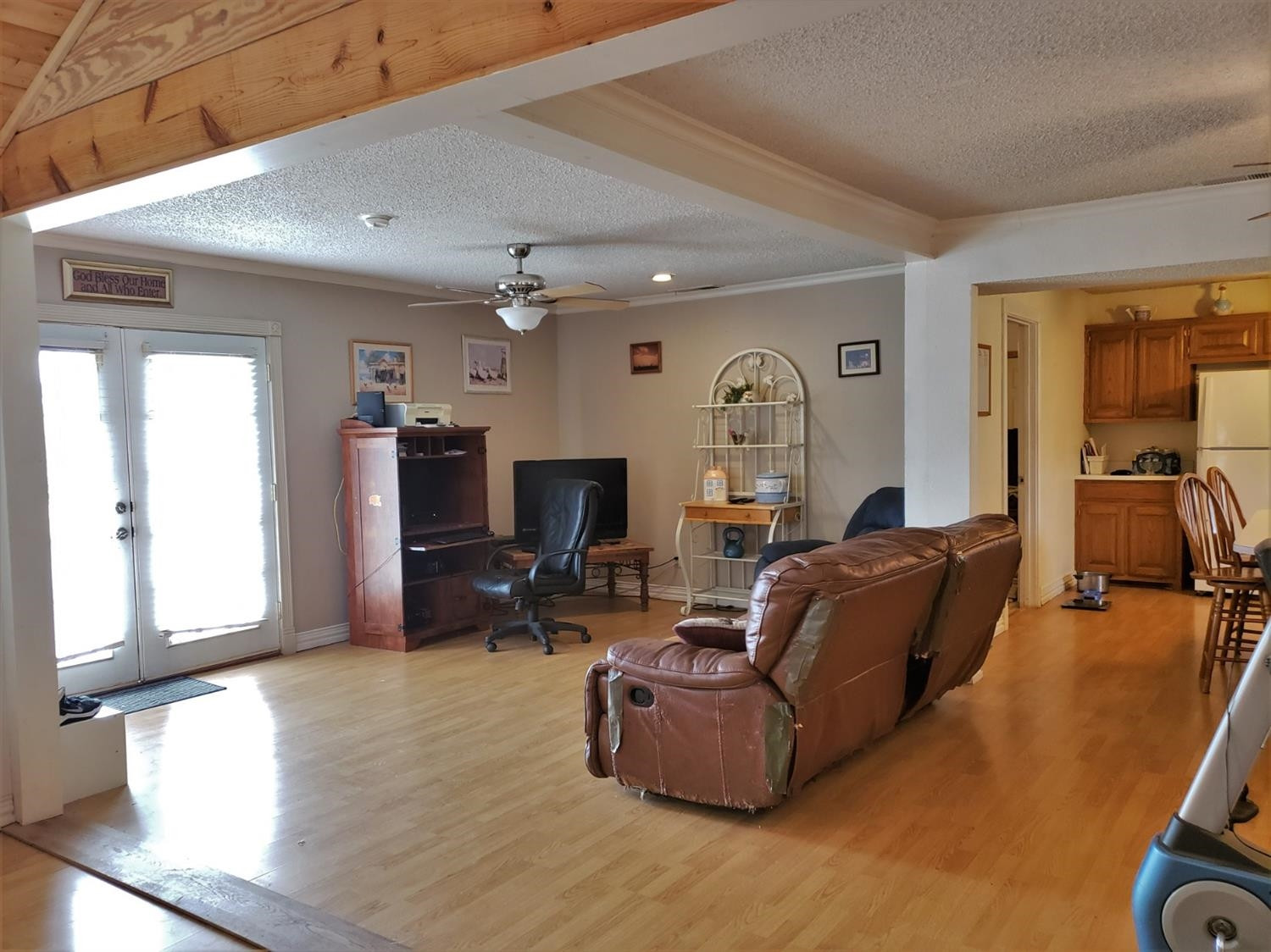 1401 Ave J Abernathy, TX 79311 - Photo 4 of 23 a living room with furniture and a flat screen tv