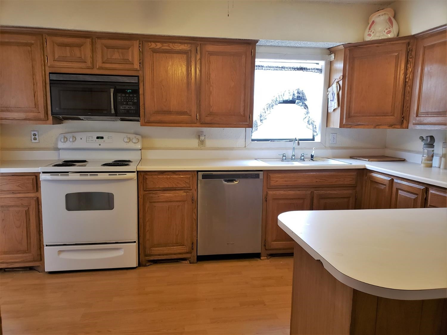 1401 Ave J Abernathy, TX 79311 - Photo 9 of 23 a kitchen with a sink stove and microwave