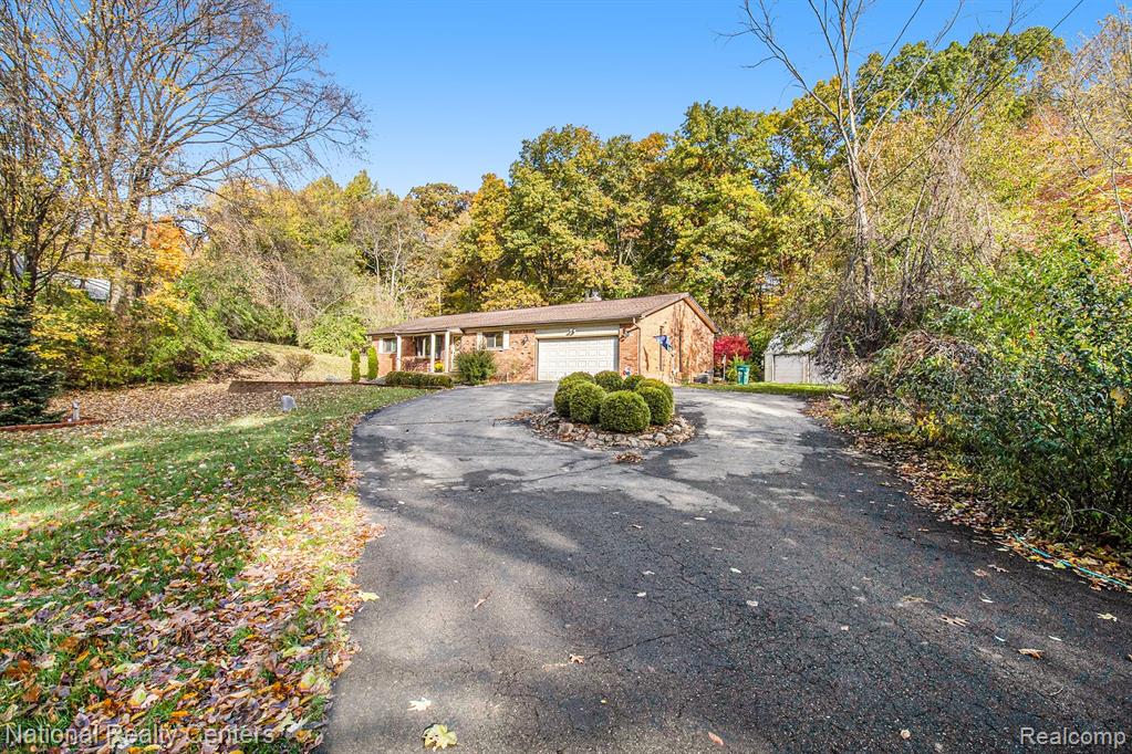2437 Swarthout Road Pinckney, MI 48169 - Photo 2 of 30