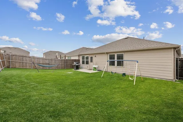a view of an house with backyard and garden