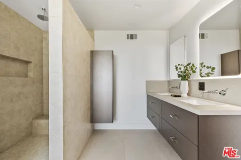 $4,998,000 | 2380 Venus Drive, Los Angeles, CA 90046