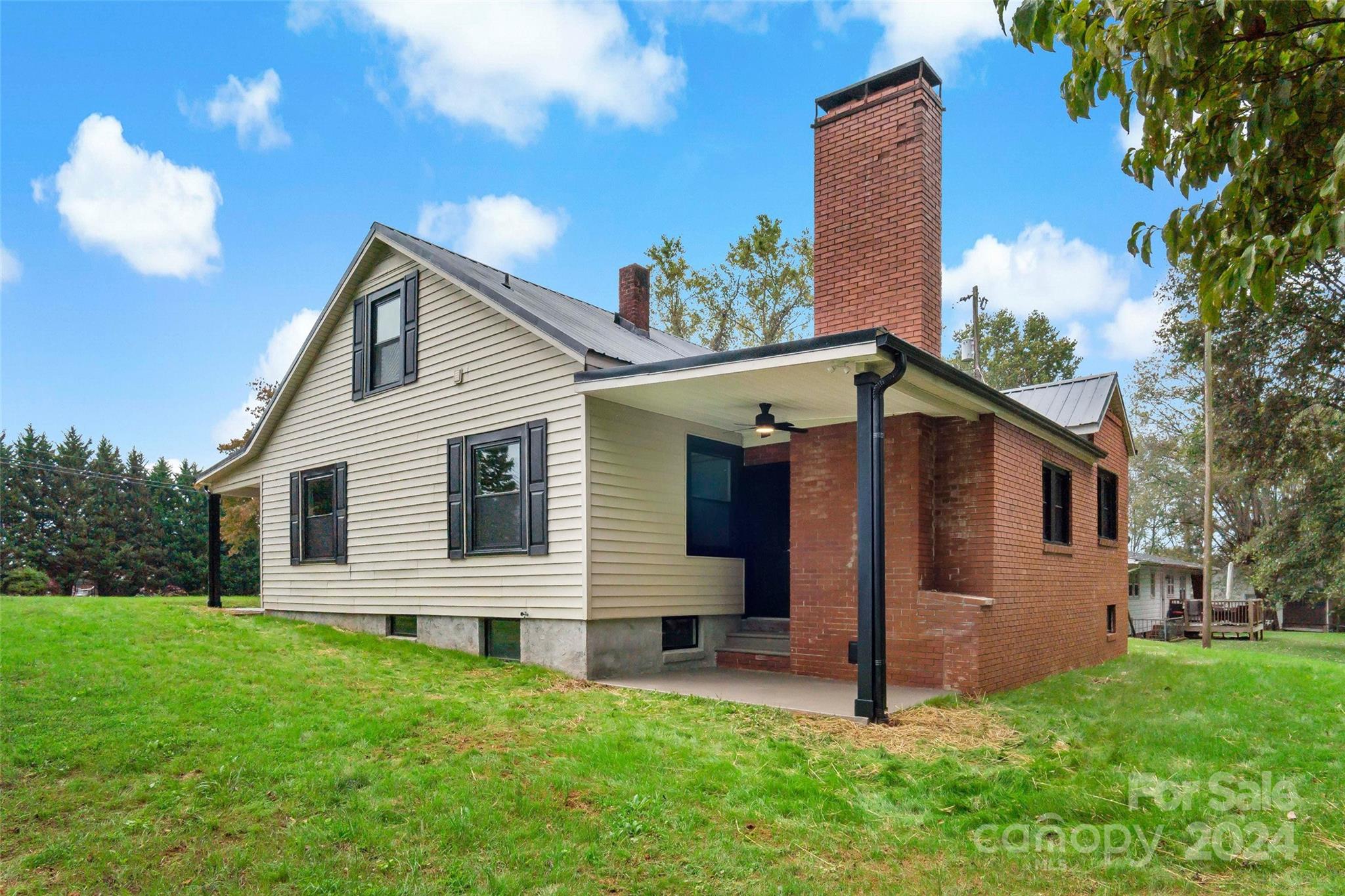 8850 Sugar Hill Road Marion, NC 28752 - Photo 4 of 46 Gallery Image 4