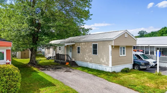 a view of a house with a yard