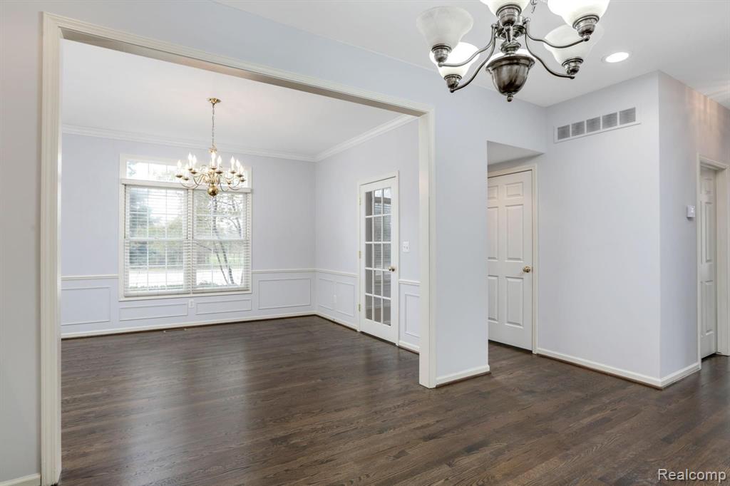 1110 Vernier Road Grosse Pointe Woods, MI 48236 - Photo 9 of 33