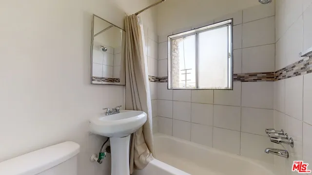 $1,295 | 738 New Hampshire Avenue, Unit 208, Los Angeles, CA 90005