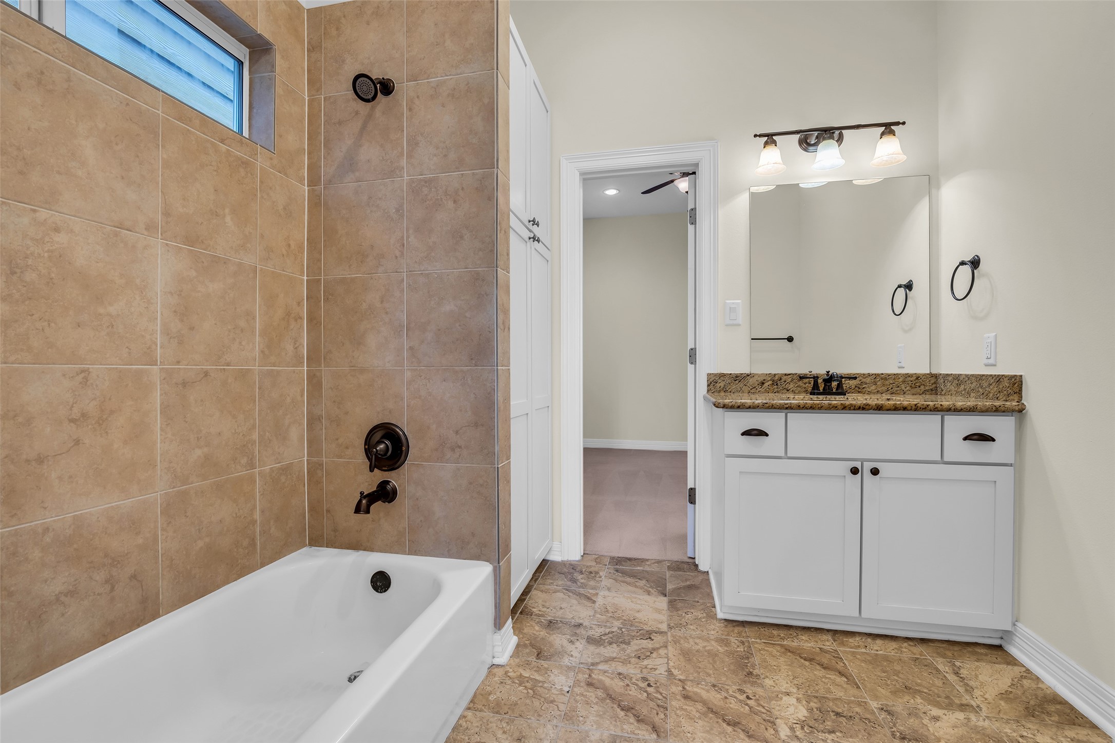 1423 Colorado Street Houston, TX 77007 - Photo 19 of 28 Shared bathroom between the two secondary bedrooms features a tub and shower combination, along with a single sink and practical finishes for everyday use.