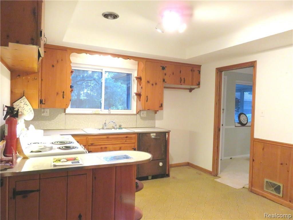 8 Millington Road Pleasant Ridge, MI 48069 - Photo 9 of 18 8 Millington Kitchen 2.JPG