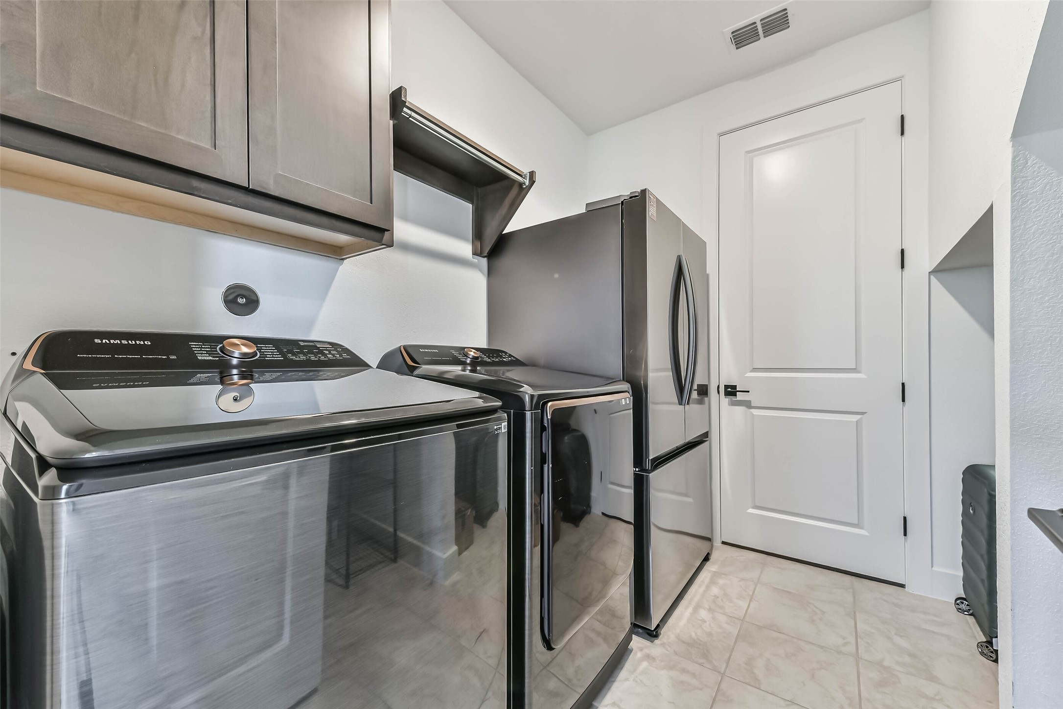 1612 Dayton Rdg Circle Friendswood, TX 77546 - Photo 23 of 50 Spacious utility room