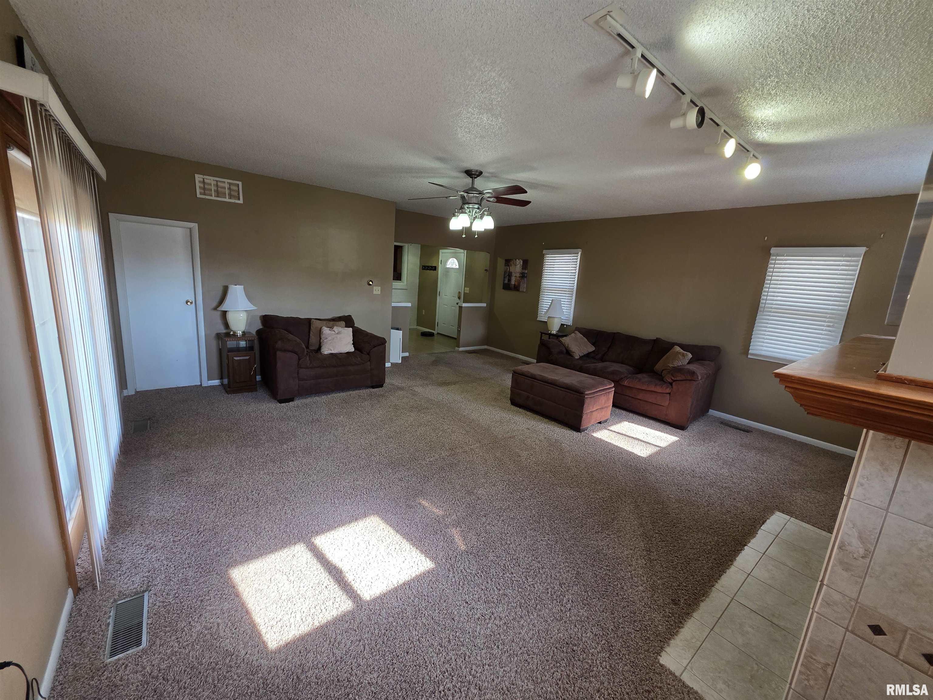 24 Wenzel Lane Springfield, IL 62702 - Photo 7 of 32