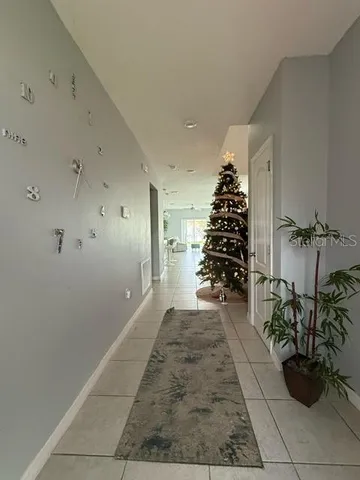 a view of entryway with livingroom