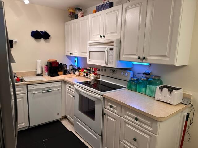 2103 Southeast Edler Drive Stuart, FL 34994 - Photo 3 of 13 kitchen