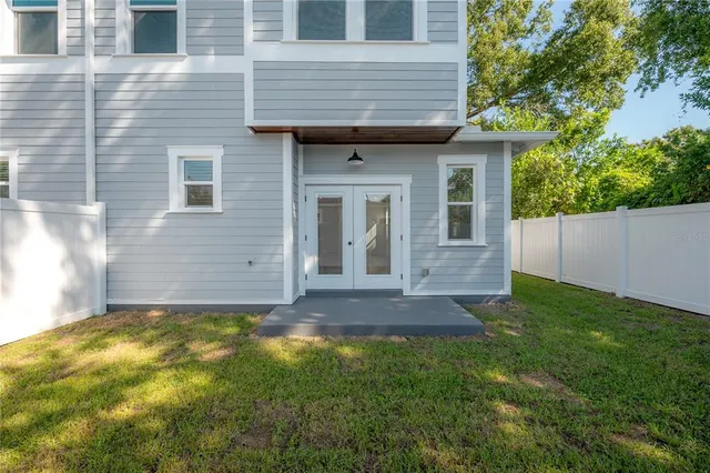 a view of a house with backyard and garden