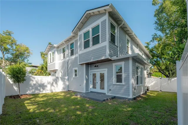 a view of an house with backyard and garden