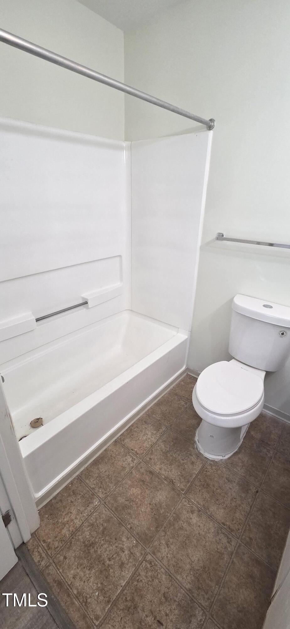 1401 Collegiate Circle, Unit 104 Raleigh, NC 27606 - Photo 20 of 29 a bathroom with a toilet and a bathtub