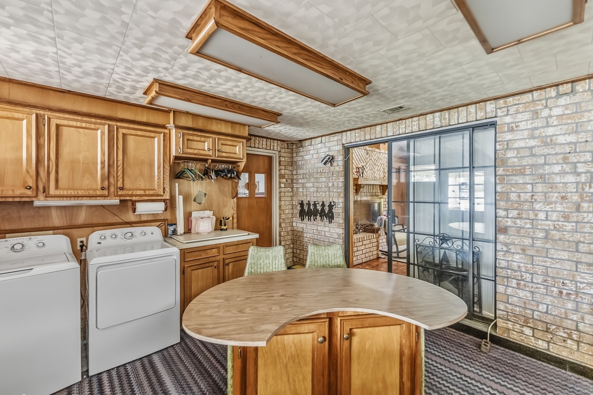 46 Point Loop Huntsville, TX 77320 - Photo 13 of 49 a kitchen that has a stove and a table