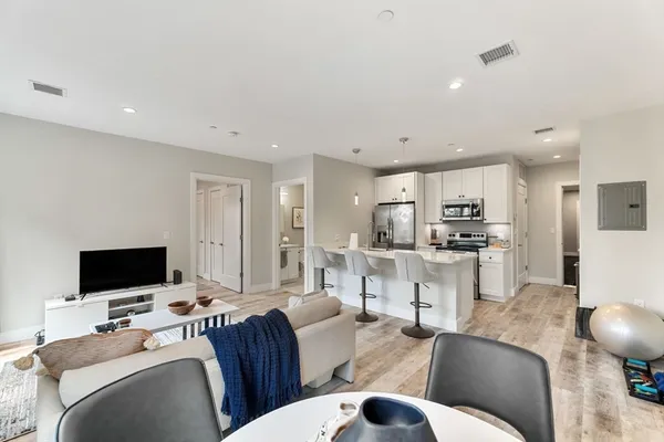 $3,450 | 1457 A Tremont Street, Unit 207, Boston, MA 02120