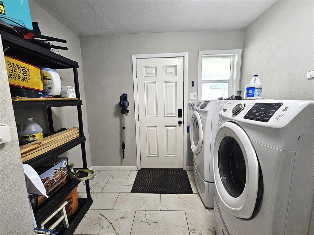 1205 West Trinity Street Groesbeck, TX 76642 - Photo 20 of 28 a view of living room with washer and dryer